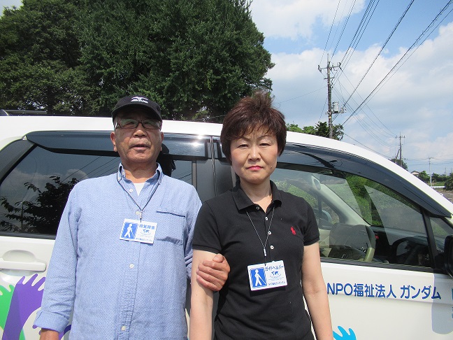 ※ 周りの方に視覚障害者、ガイド中である事が分かります。